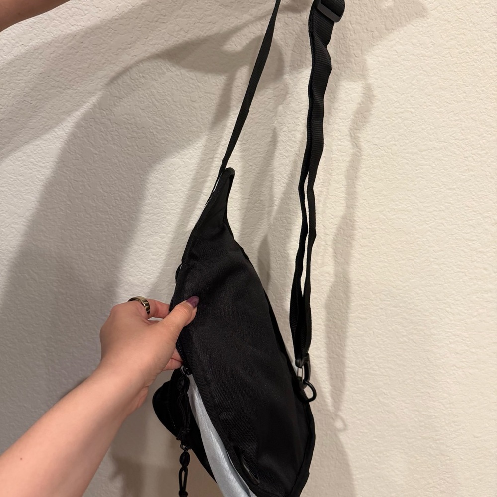 NWT VANS BLACK AND GREY BELT BAG - Picture 4 of 4